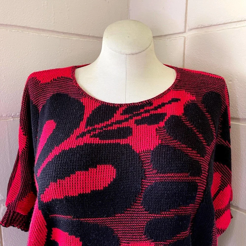 Vintage 80s Black and Red Mod Look Floral Sweater Dolman Short Sleeves Size M L - Picture 7 of 10